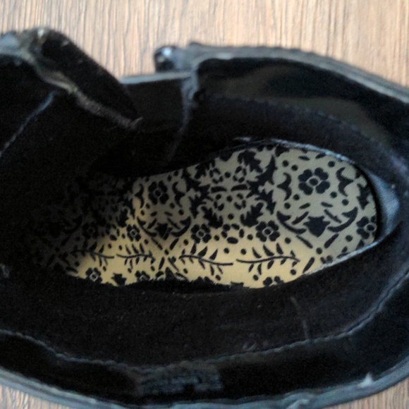 a.n.a Womans size 5.5 black heeled boot with zipper and buckle - Picture 6 of 7